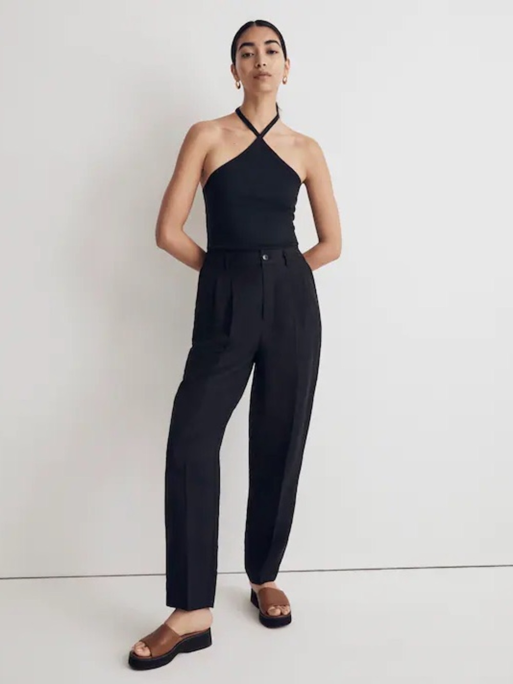 Madewell 
The Tailored Tapered Pant in Linen-Blend